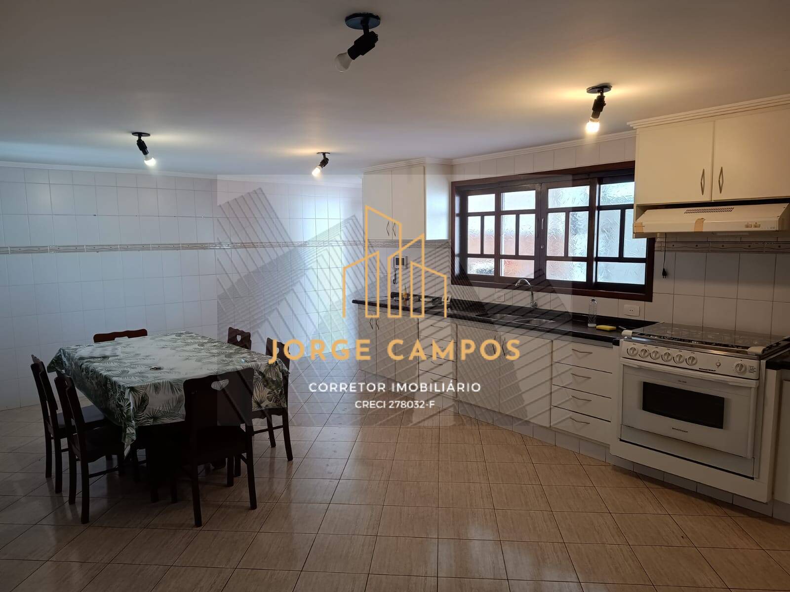 Casa à venda com 4 quartos, 220m² - Foto 4